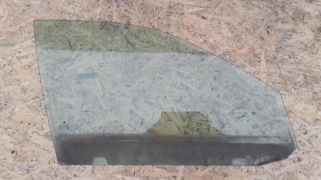 Front door window glass four-door E643R00049
