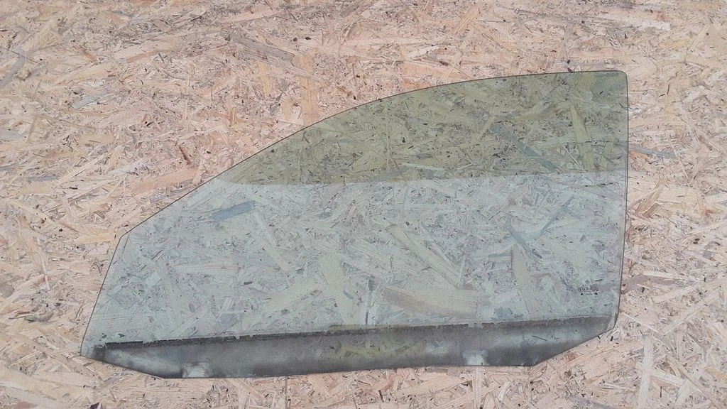 Front door window glass four-door E143R001352