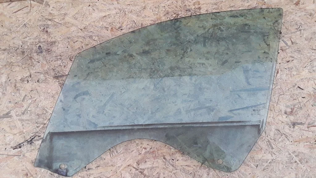 Front door window glass four-door E243R000677