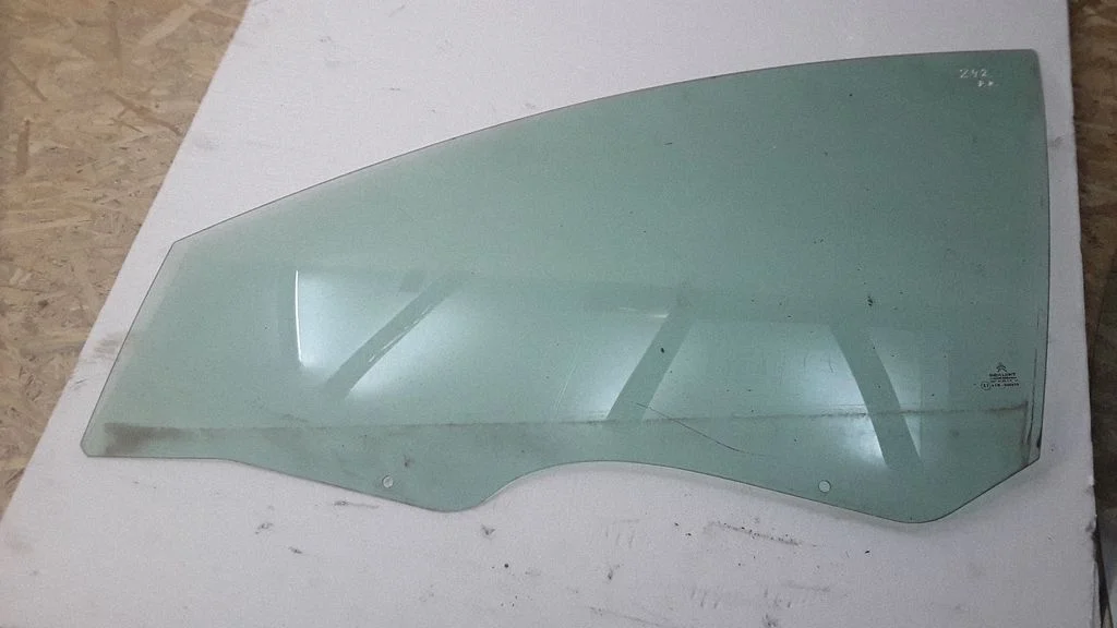 Front door window glass four-door E243R000929