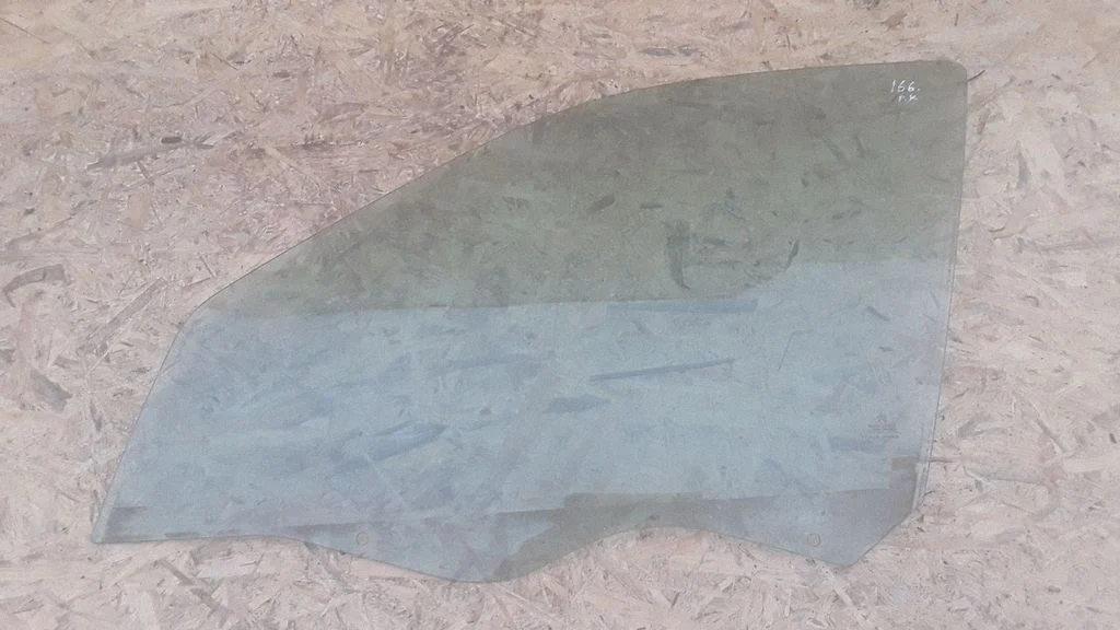 Front door window glass four-door E243R000464
