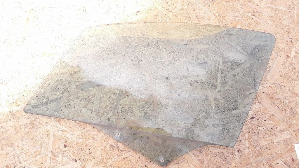 Front door window glass four-door E643R00048