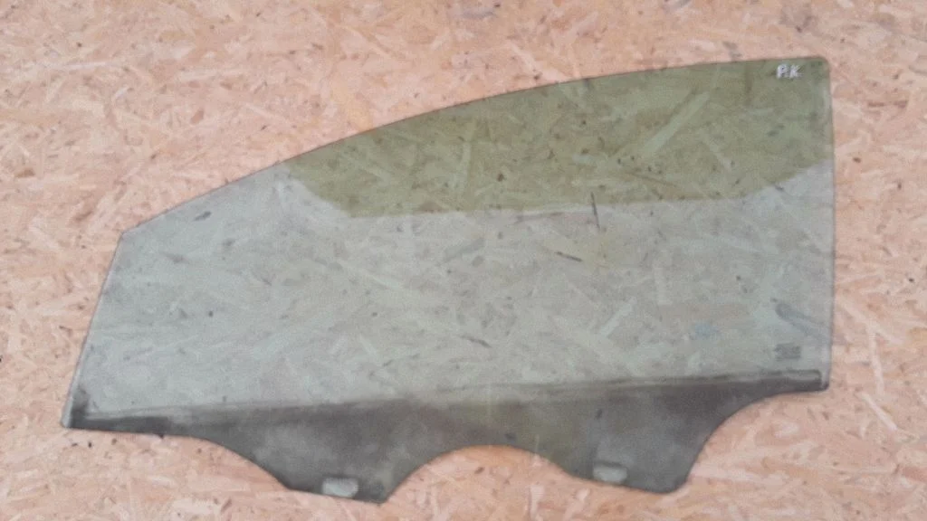 Front door window glass four-door E943R000479