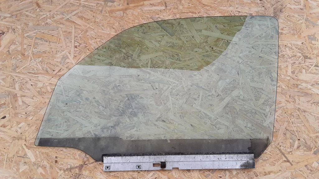 Front door window glass four-door E1143R000262
