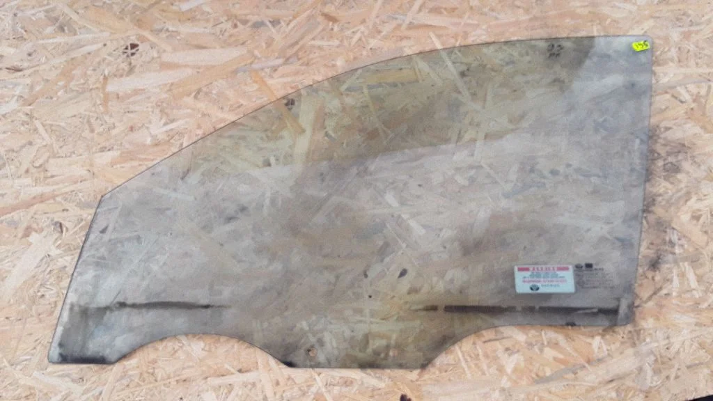 Front door window glass four-door E1143R00107