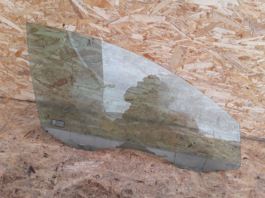 Esiukse põhiklaas (neljaukselise) E643R00082
