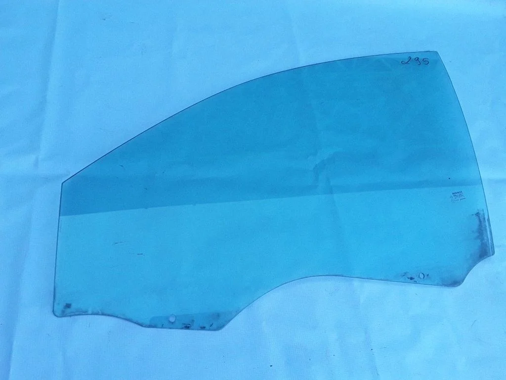 Front door window glass four-door 43R000929