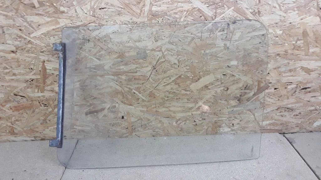 Front door window glass four-door E243R007023
