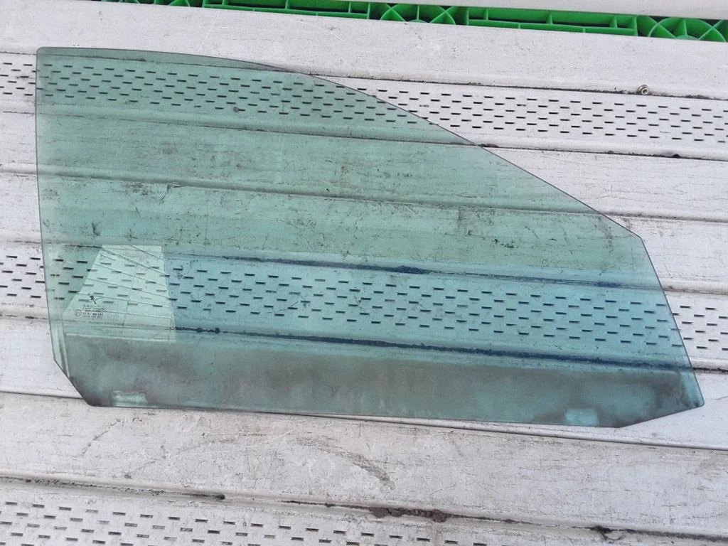 Esiukse põhiklaas (neljaukselise) E243R001105