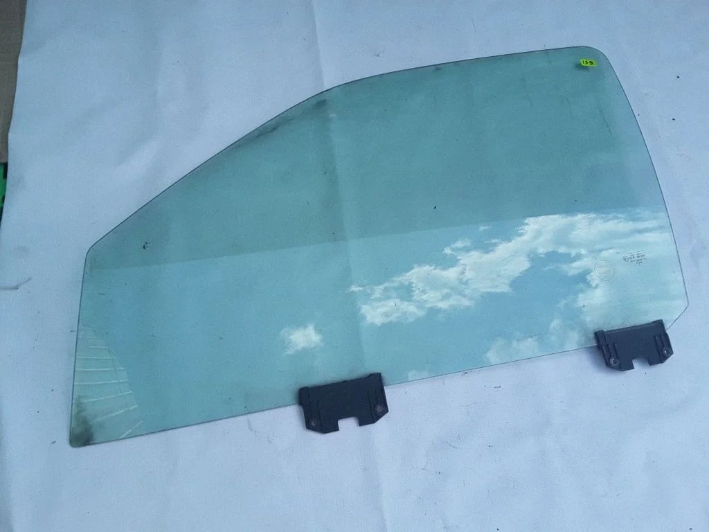 Front door window glass four-door 43R001057