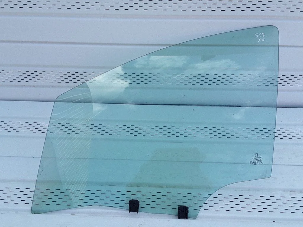 Front door window glass four-door 43R001583