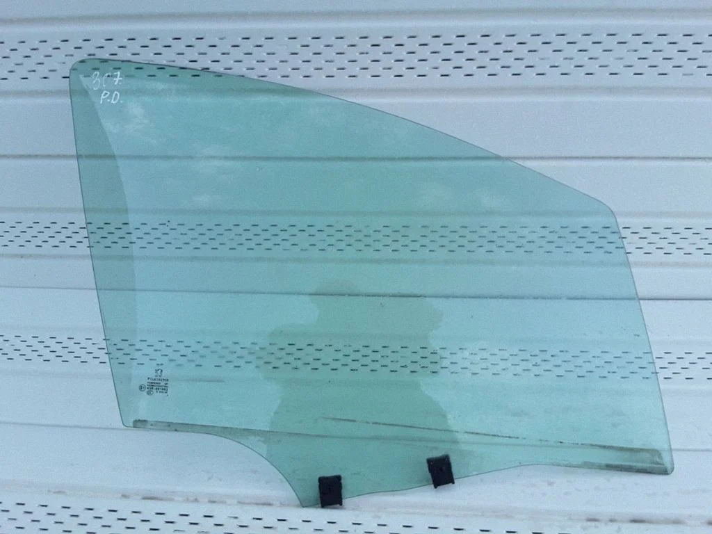 Front door window glass four-door 43R001583