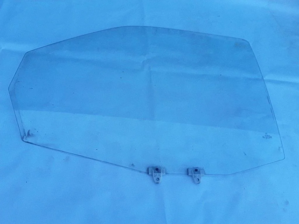 Front door window glass four-door 43R000981