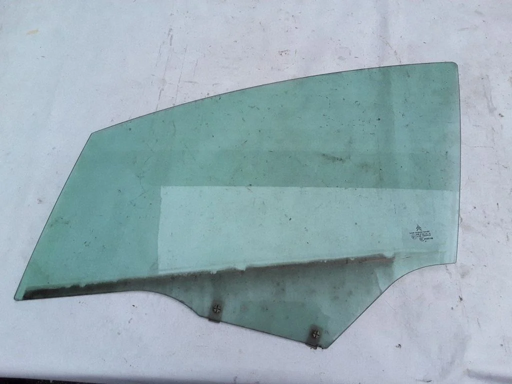 Front door window glass four-door 43R000929