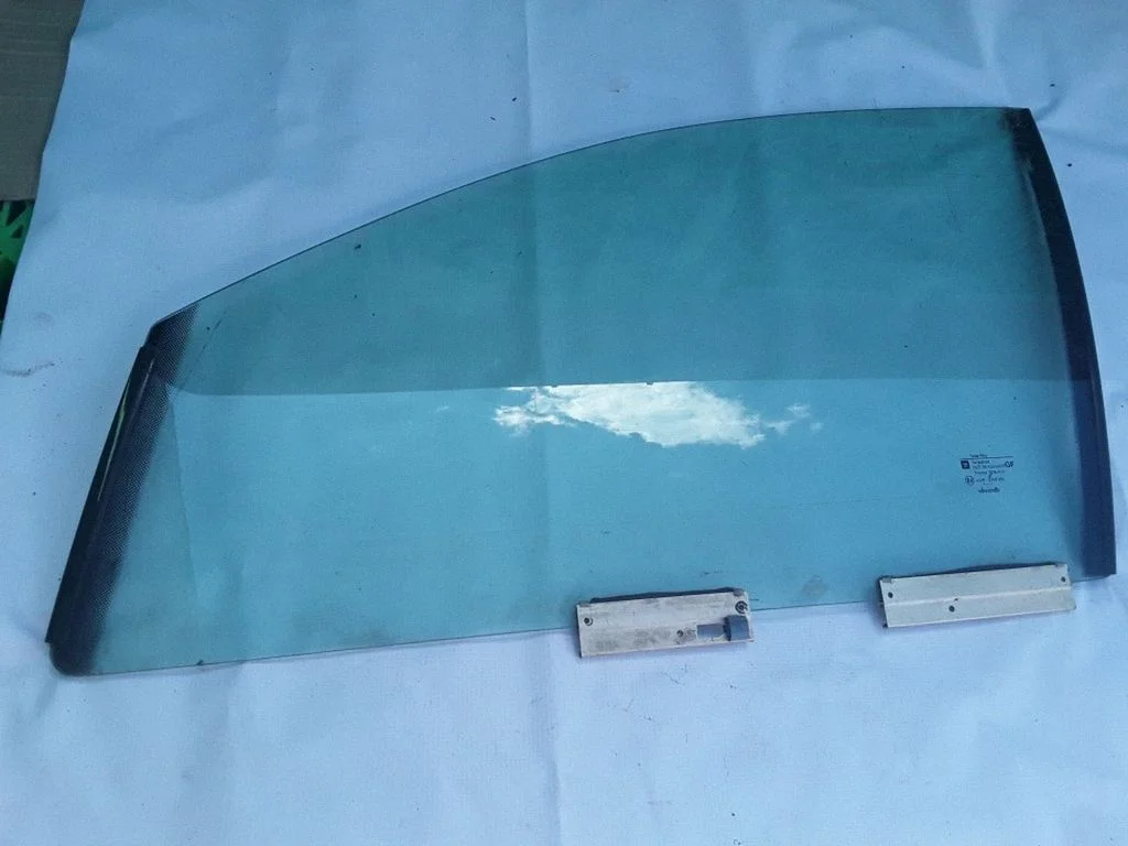 Front door window glass four-door 43R000981