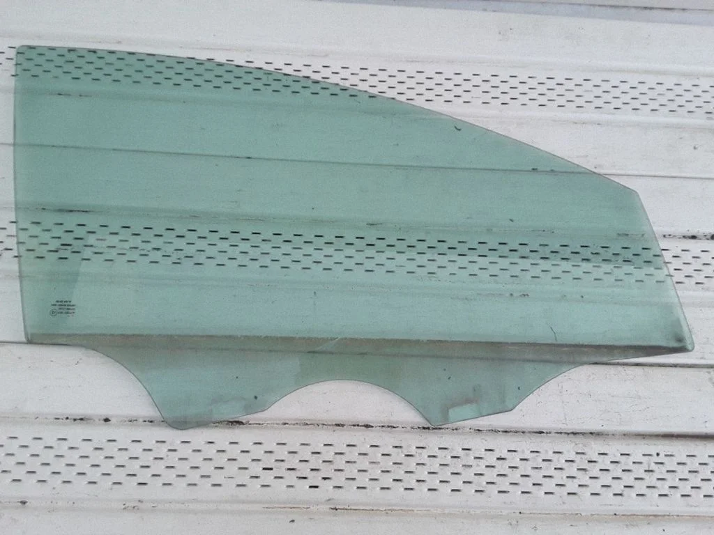 Front door window glass four-door 43R000479