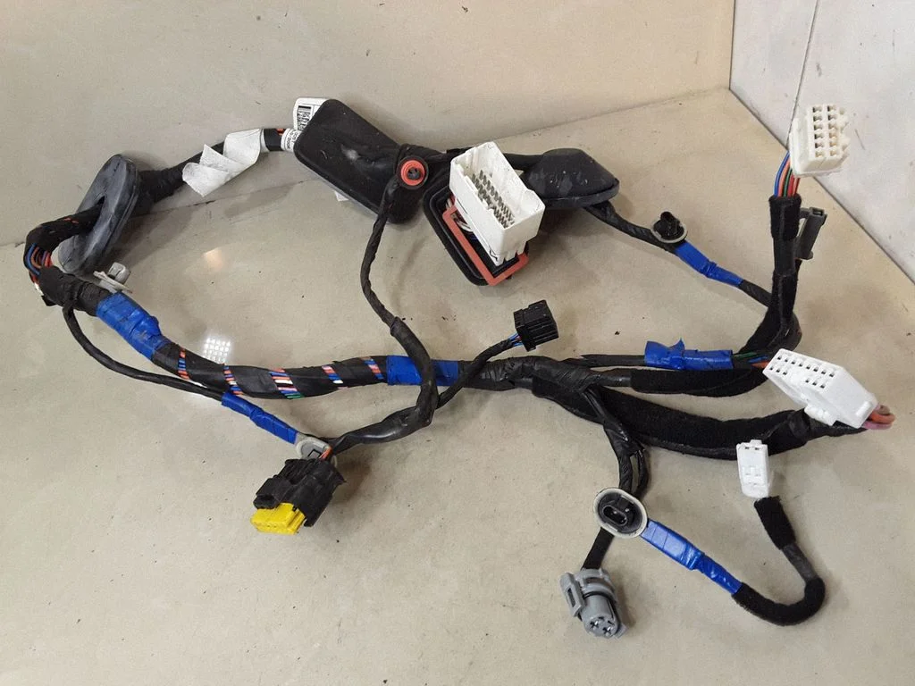 Priekšējo durvju vadu instalācija 916002B110