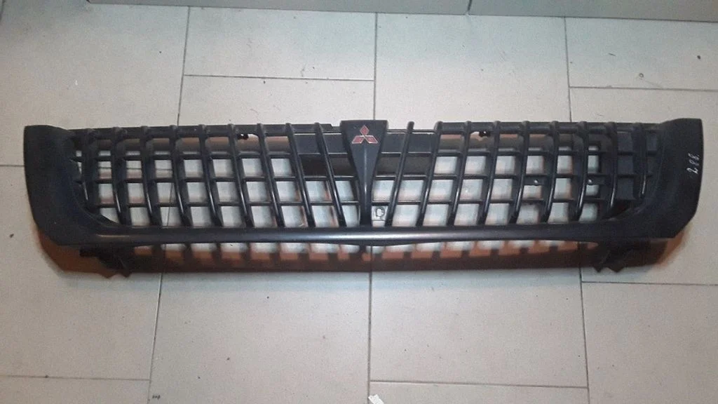 Front grill MR221211