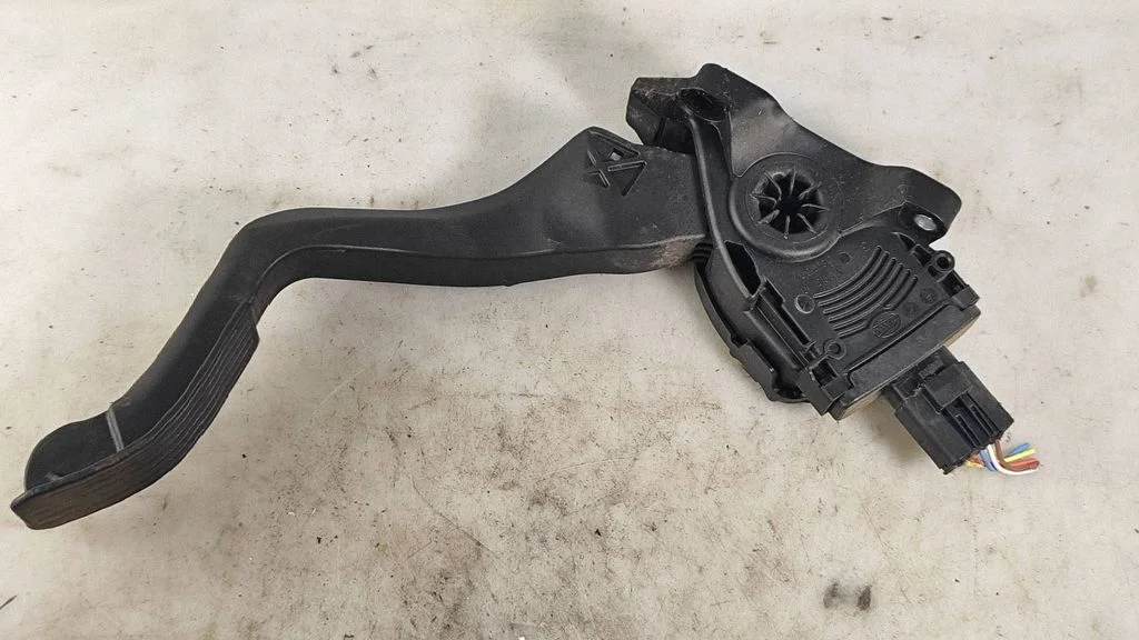 Accelerator throttle pedal 9681530380