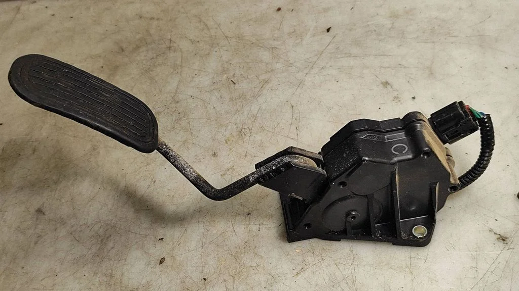 Accelerator throttle pedal – Lexus IS 220D-250-350 (2006-2013)