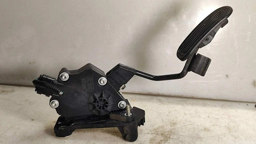 Accelerator throttle pedal – Lexus IS 220D-250-350 (2006-2013)