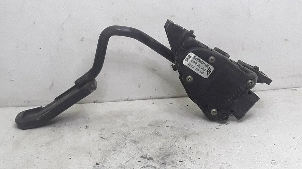 Accelerator throttle pedal 7M1721603A
