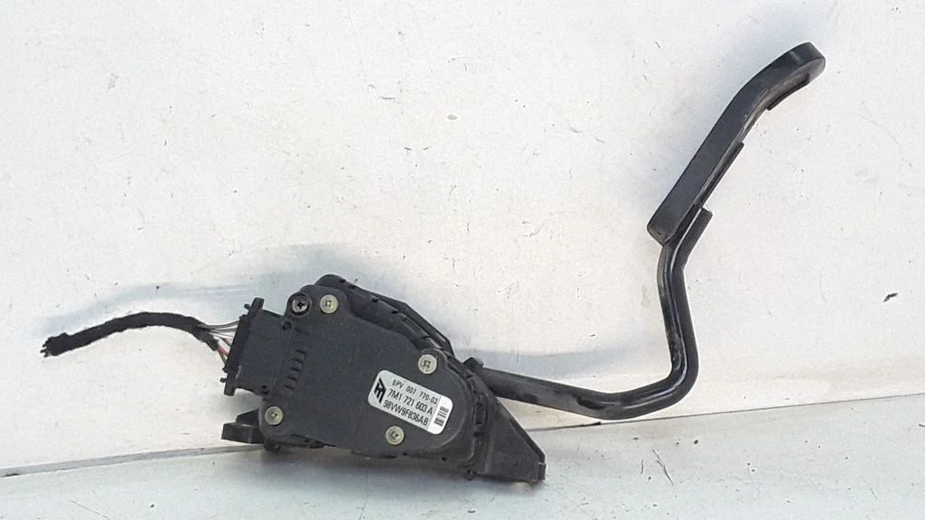 Accelerator throttle pedal 7M1721603A