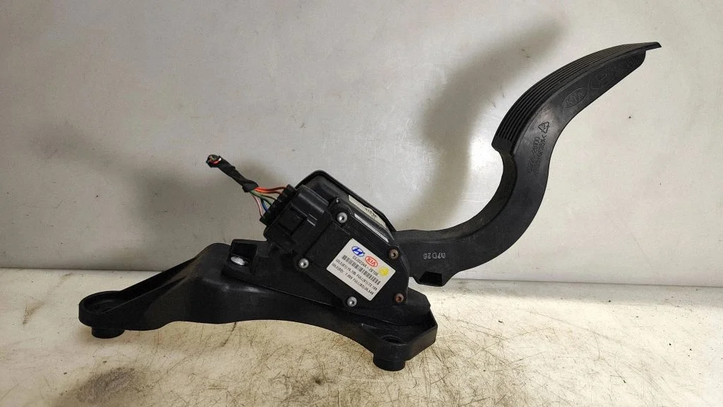 Accelerator throttle pedal 327262B100