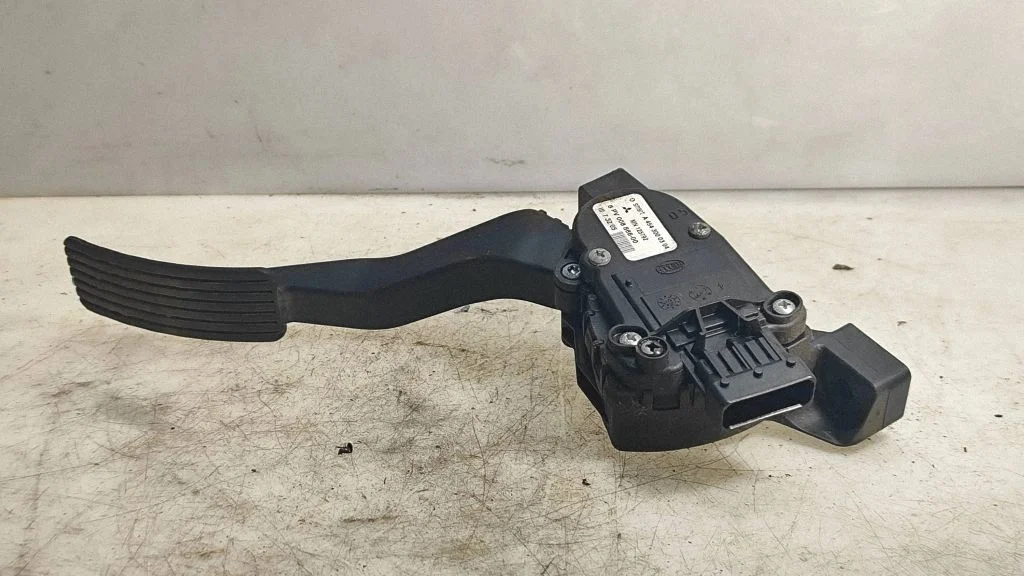 Accelerator throttle pedal A4543000304