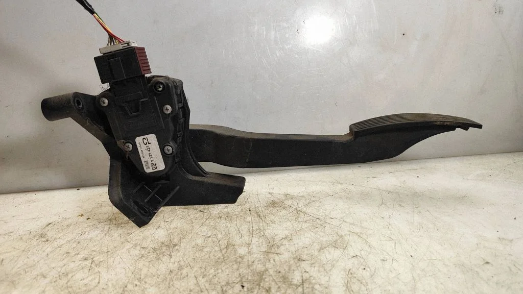 Accelerator throttle pedal – Opel Corsa C (2000-2006)