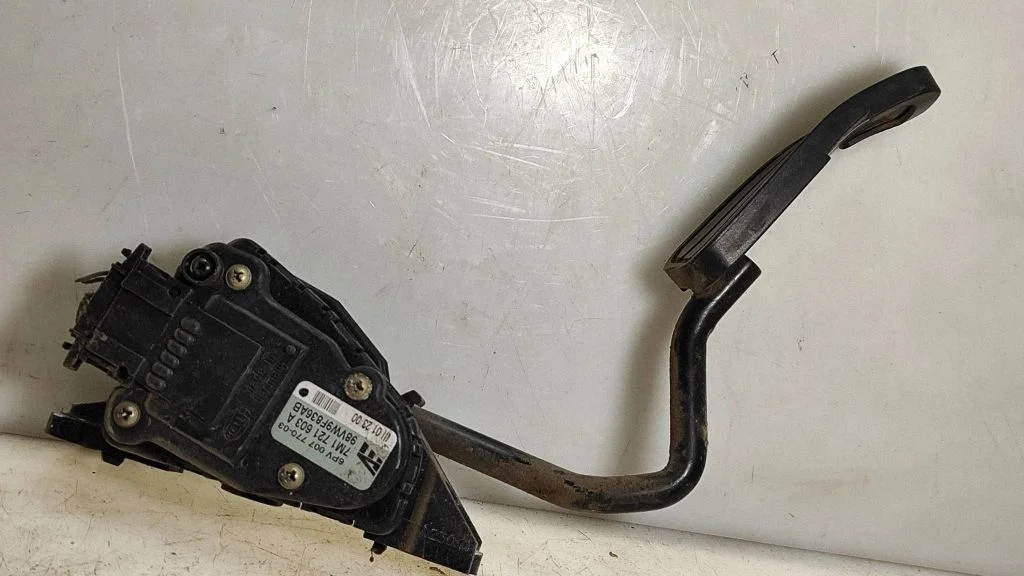 Accelerator throttle pedal 7M1721603A