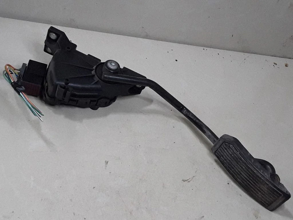 Accelerator throttle pedal 18002AU410