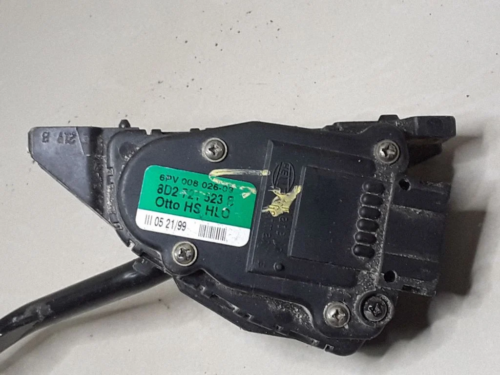 Accelerator throttle pedal 8D2721523B