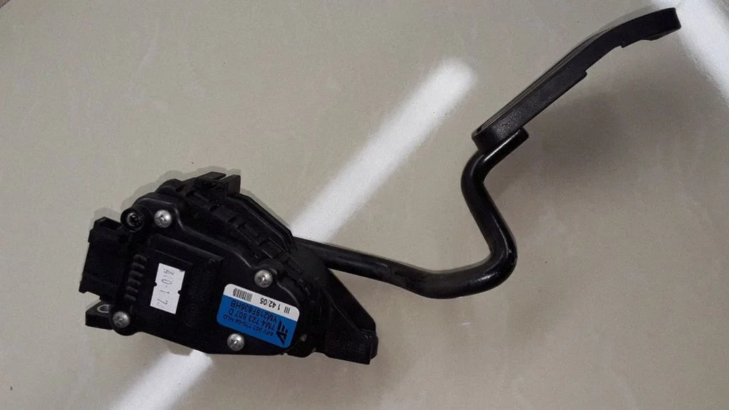 Accelerator throttle pedal 7M4723507D