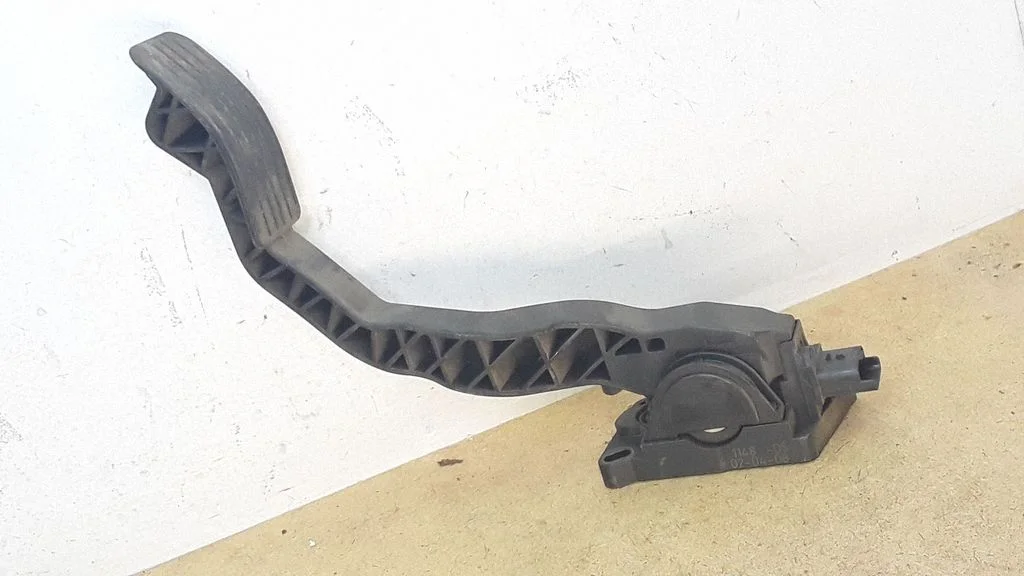 Accelerator throttle pedal F00C3E2427