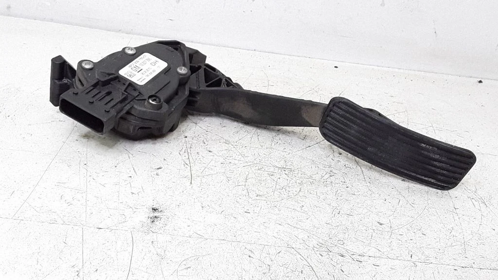 Accelerator throttle pedal – Opel Insignia A (2008-2017)
