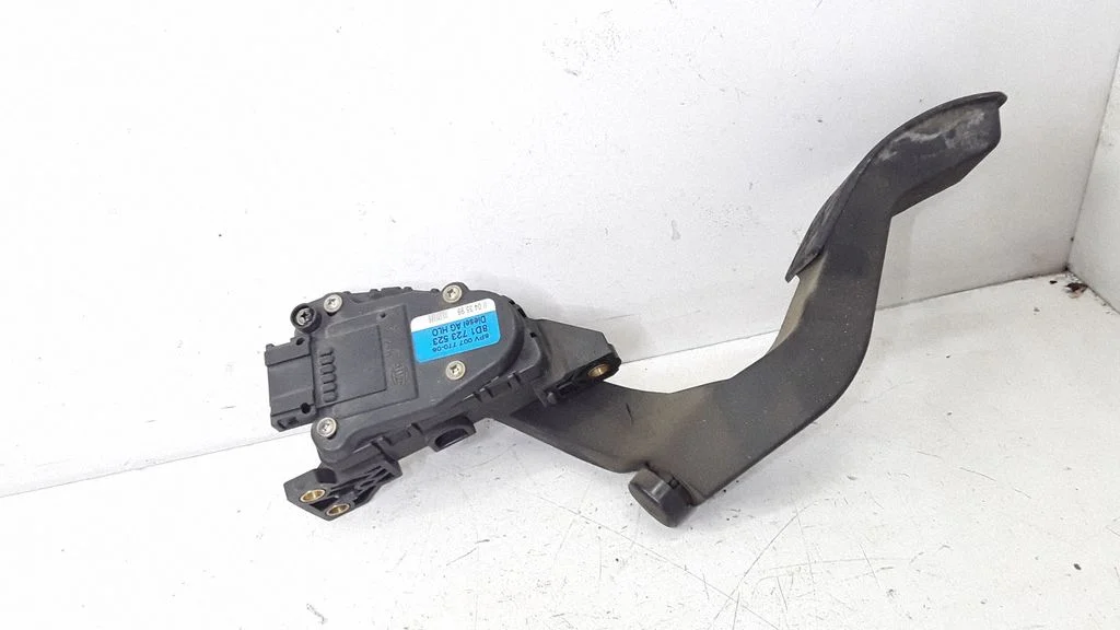 Accelerator throttle pedal 8D1723523