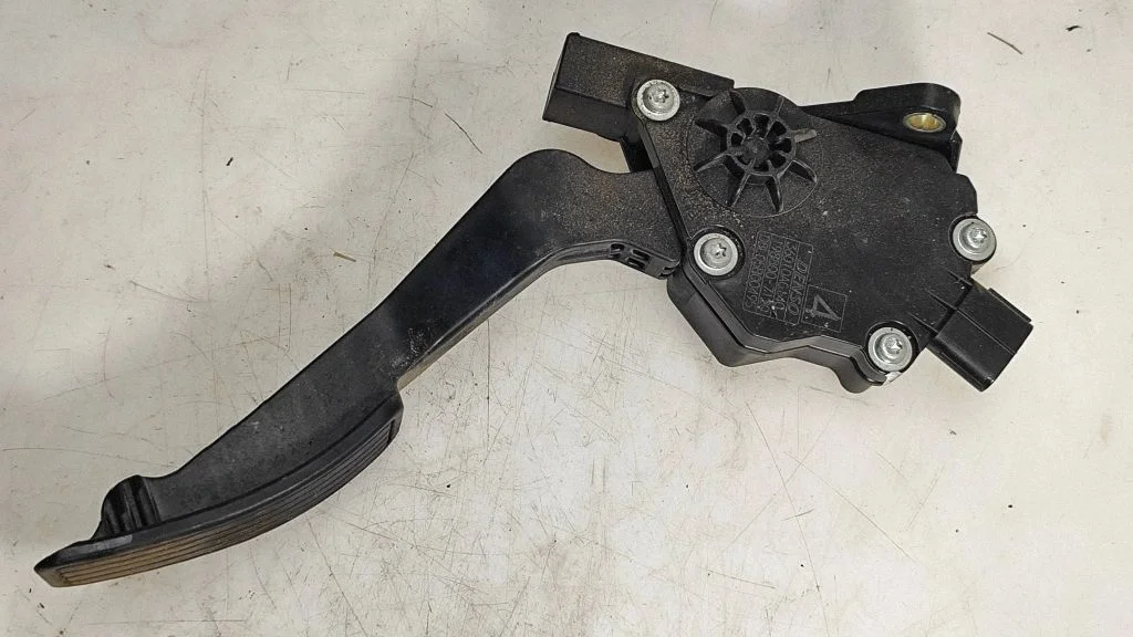 Accelerator throttle pedal – Subaru Outback (2007-2009)