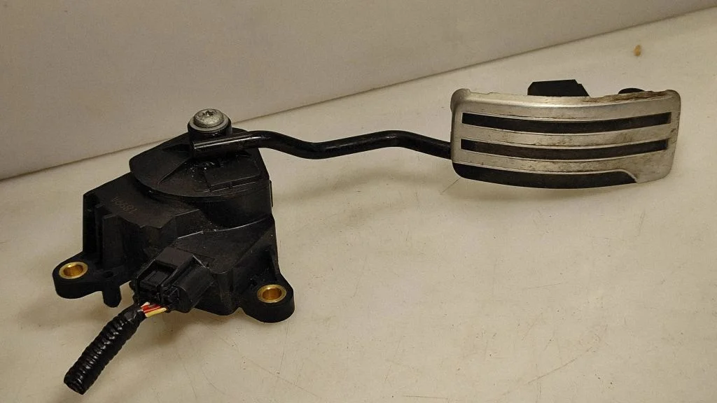 Accelerator throttle pedal 1899A