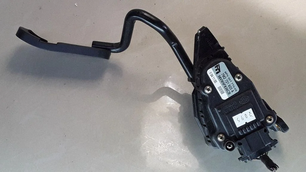 Accelerator throttle pedal 98VW9F836CB