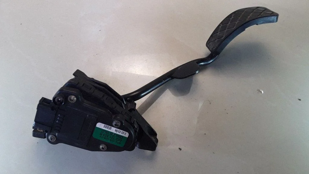 Accelerator throttle pedal 8D2721523B