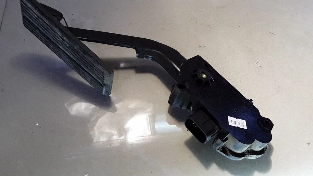 Accelerator throttle pedal 04861650AB