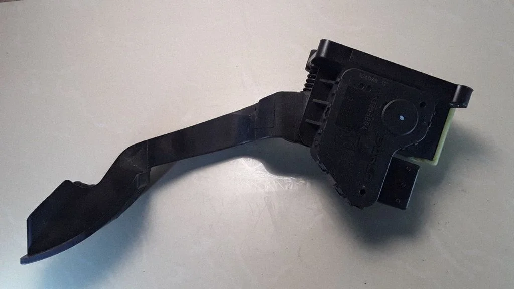 Accelerator throttle pedal – Opel Corsa D (2006-2014)