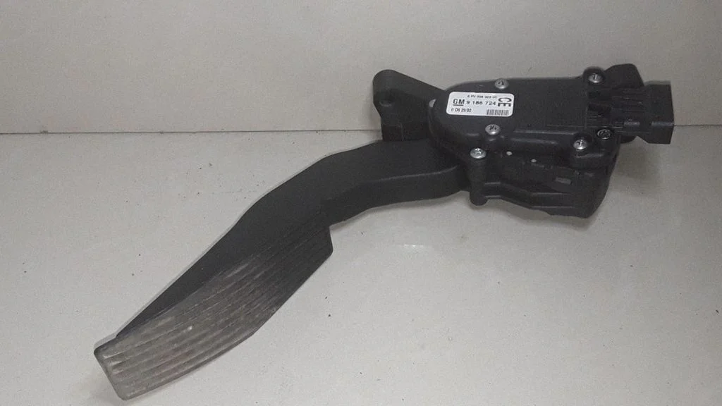 Accelerator throttle pedal – Opel Vectra B (1996-2002)