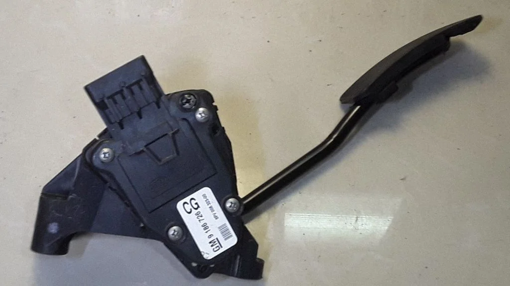 Accelerator throttle pedal – Opel Vectra B (1996-2002)