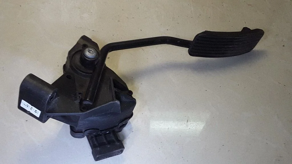 Accelerator throttle pedal – Opel Vectra B (1996-2002)