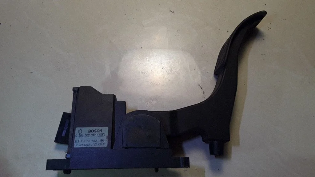 Accelerator throttle pedal – Volkswagen Golf IV (1998-2005)