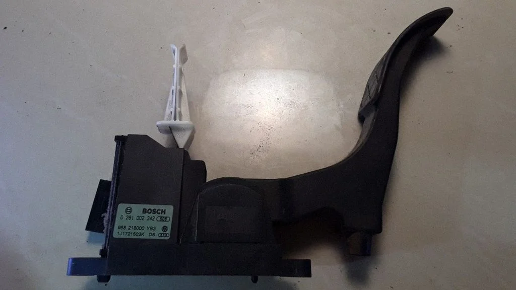 Accelerator throttle pedal – Volkswagen Golf IV (1998-2005)