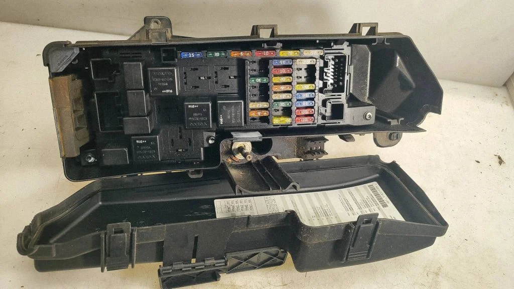 Fuse box set – Volvo V70 (2000-2004)