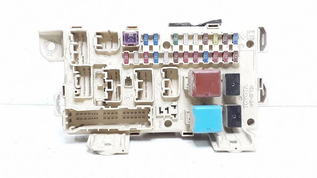 Fuse box set – Toyota Avensis T250 (2003-2006)